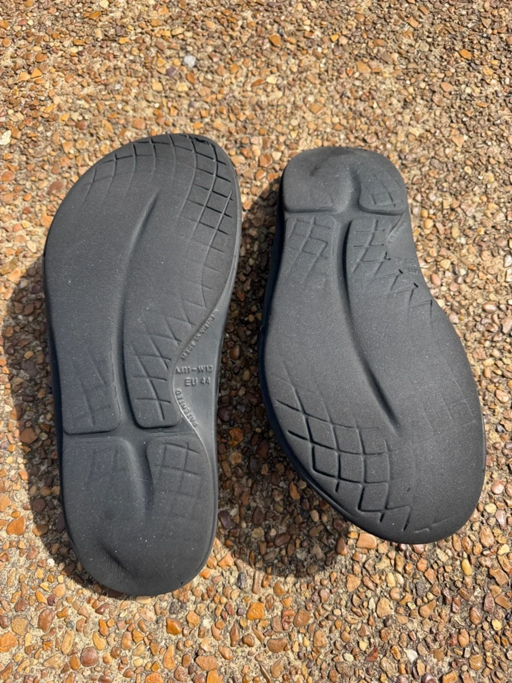 Mens Size 11 OOFOS Black and Gray Flip Flop Sandals - Picture 12 of 16